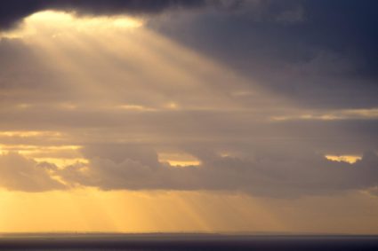 👑 EL REY VIENE PRONTO | 23.04.2026 | ✨ La luz brilla en la oscuridad: esperanza a pesar del engaño